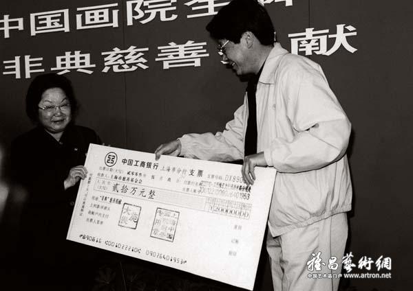 上海中国画院向上海慈善基金会捐赠20万元，资助战斗在抗击“非典”第一线的白衣天使