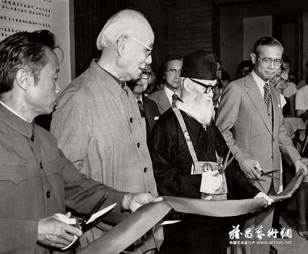 1982年9月，北京画院与日本南画院在中国美术馆举办中日联展开幕式（左起：刘迅、李可染、河野秋村）