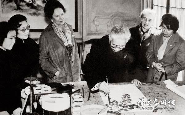 上海中国画院画家王个簃（右三）、吴青霞（左二）、张迪平（左一）接待外国妇女代表团