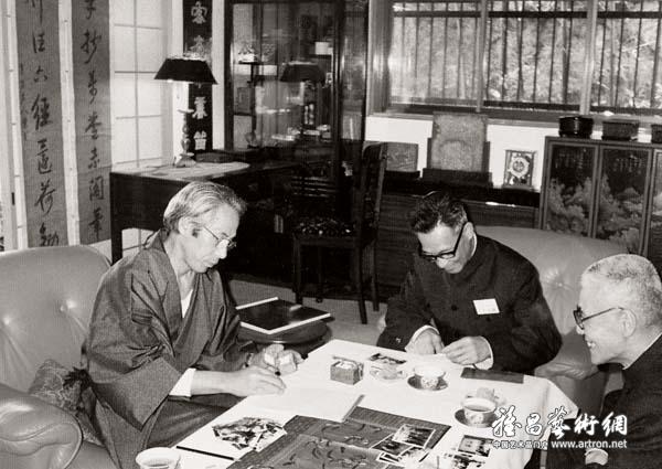 上海中国画院画家叶露园（右）在日本著名书法家梅舒适家中