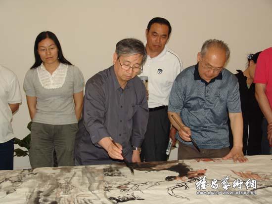 美术馆主展厅内进行集体创作,耗时一天完成丈二巨幅国画《福祗图》