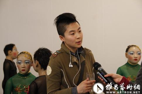 青年艺术家黎薇在cige博览会现场接受雅昌艺术网采访