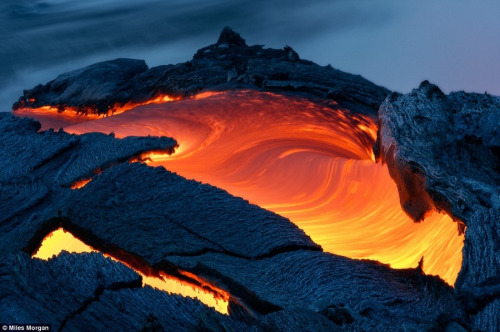 美国摄影师冒险攀夏威夷活火山拍"奇景"