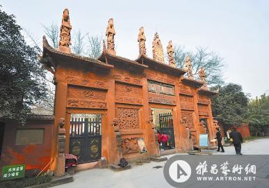 如今的广汉文庙棂星门石坊. 本报记者 肖雨杨 摄