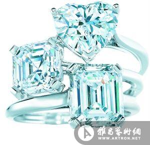 蒂芙尼花式切割订婚钻戒(自上而下)：心形切割、方形阶梯式切割和祖母绿形切割