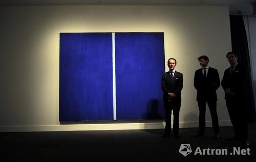 "印象派及现代艺术"预展中展出的巴尼特·纽曼作品"onement vi"