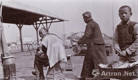 辛亥革命后,市民在街头理发摊剪辫子.汉口,1911年.