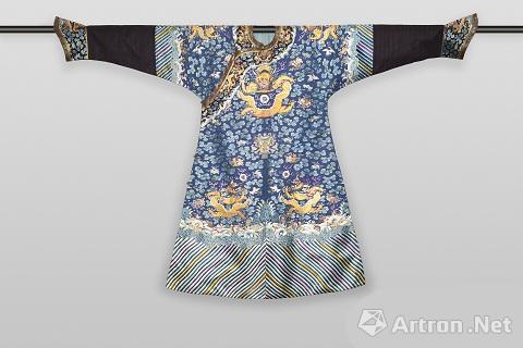 清十九世纪末 蓝缎绣金龙彩云纹蟒袍