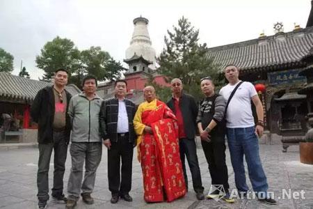 在寺院中,艺术家张羽巧遇五爷庙住持常青大和尚.     五台山五
