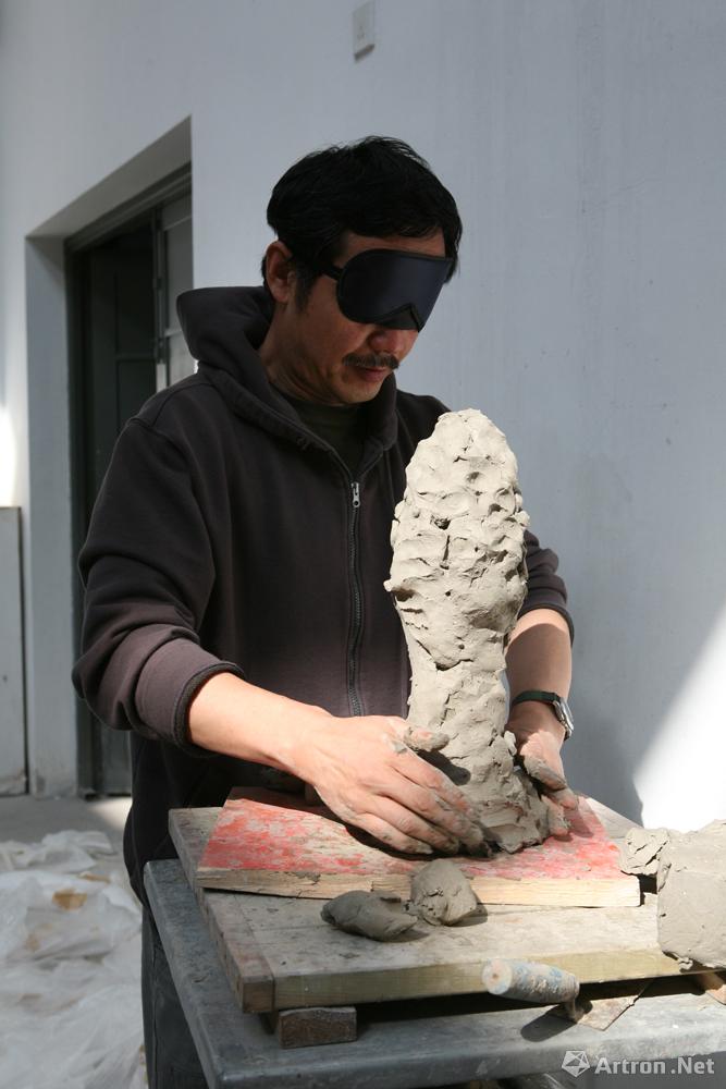 雕塑家蒙眼制作泥稿