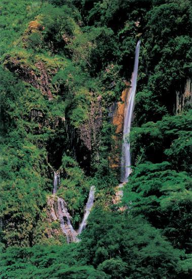 吕玲珑作品：垂直落差百米以上的瀑布