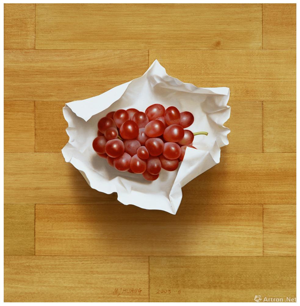 白纸包着的红葡萄