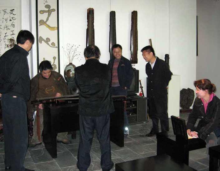 相册 艺术交流照片标题:2008李明忠先生在画馆为其美国学生授课 相关