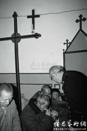 杨延康作品：教友们在吻主教手上的十字圣物
