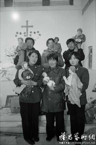 杨延康作品：圣诞节教徒们抱着圣像留影