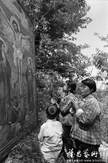 杨延康作品：教民们在十字山圣像前祷告