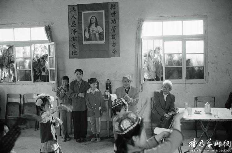 杨延康作品：孩子们在为神父们表演歌舞