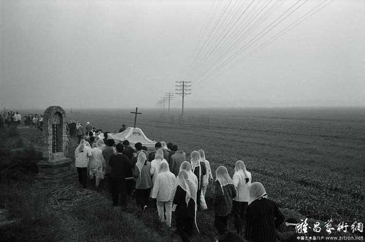 杨延康作品：送葬的队伍走在无边的麦田地