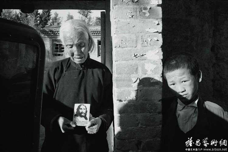 杨延康作品：奶奶和孙子在屋门口迎接远道而来的神父