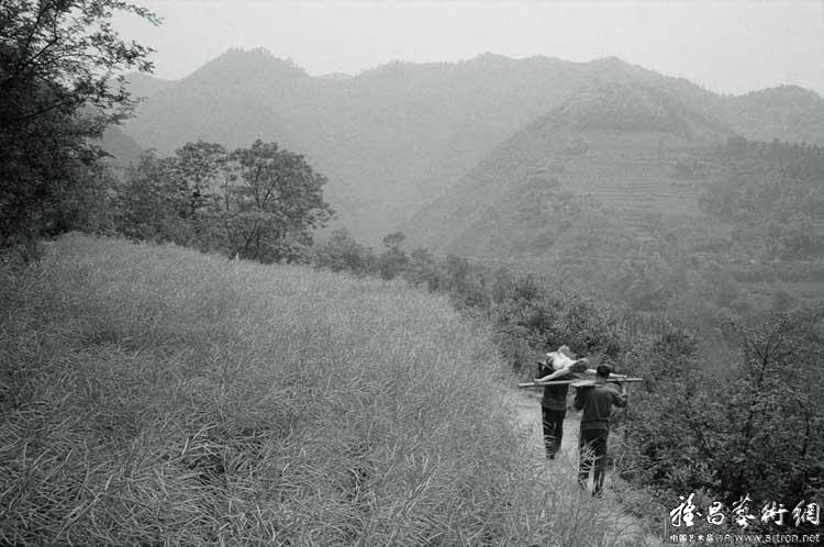 杨延康作品：两位教友抬着耶稣圣像去山里参加朝圣节日