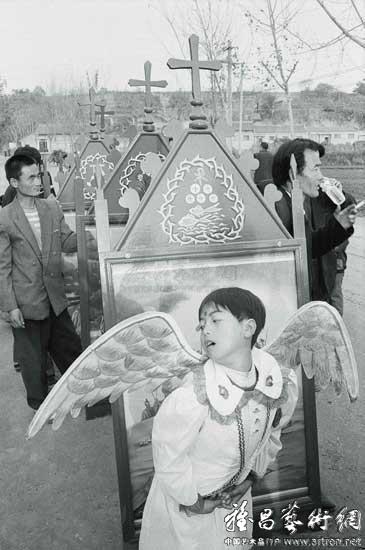 杨延康作品：游行的队伍里,小天使恐怕自己的翅膀掉了下来