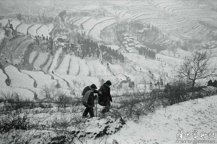 杨延康作品：雪后的山乡，一位教民搀扶着神父去传教