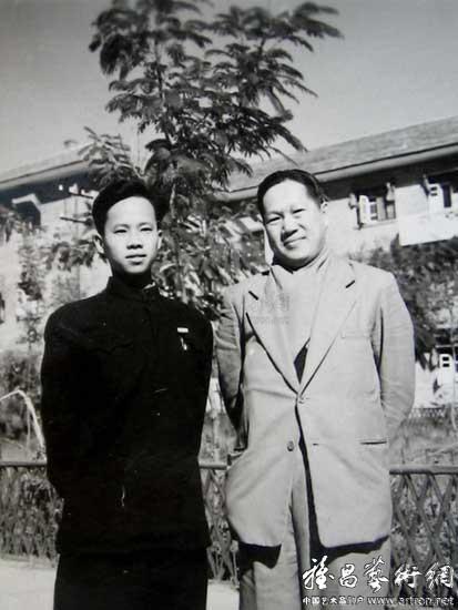 翁乃强与义父画家李曼峰在北京留影