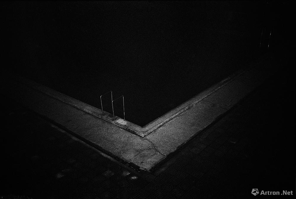 唐浩武作品：2006年黑夜中的游泳池无锡