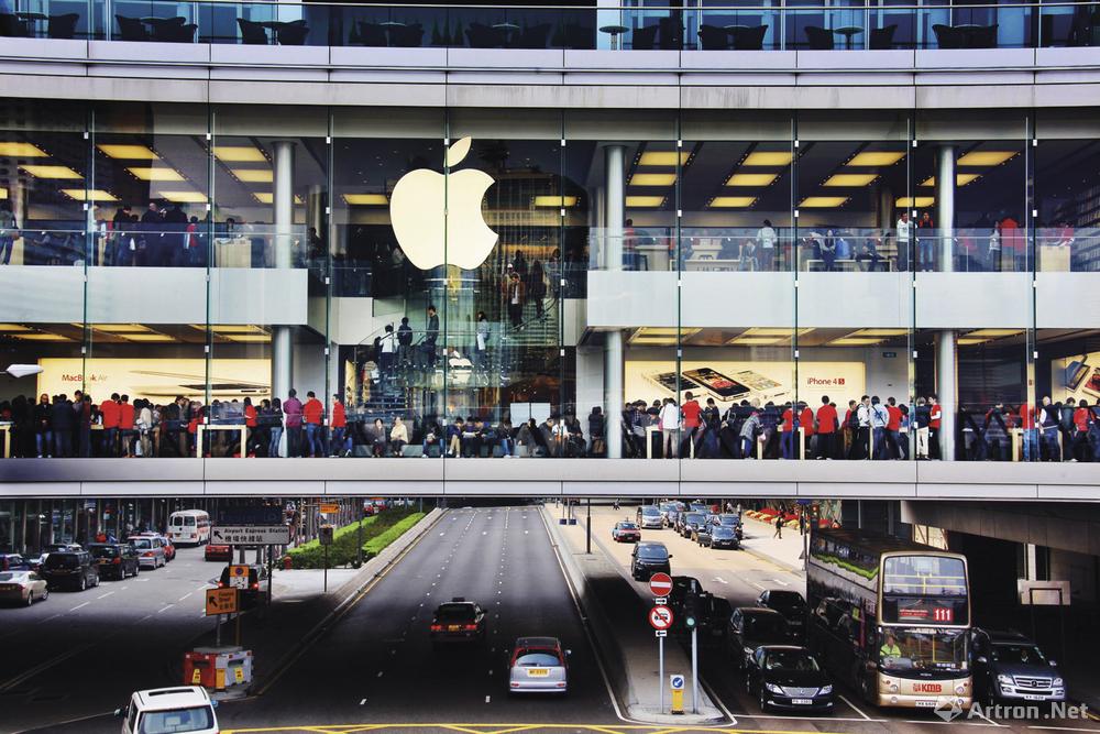 吴建斌作品：iPhone4S开售期间，人流蜂拥而止。这一年，苹果公司市值达5000亿美元