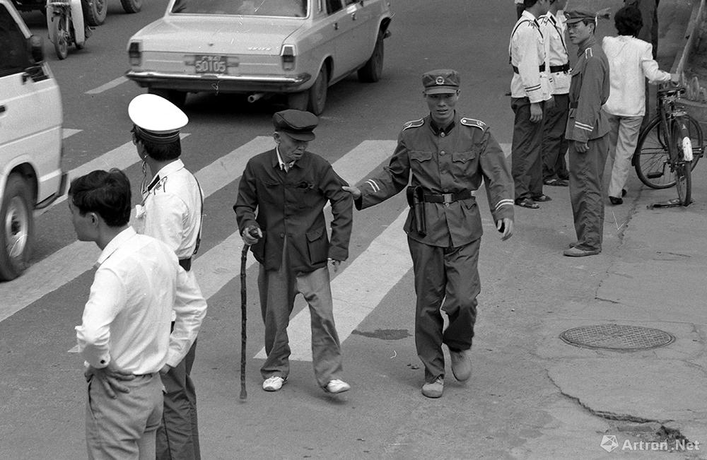 黄一鸣作品：1988年4月26日，海南省成立。仪式过程中，一交警帮助过马路的老者。