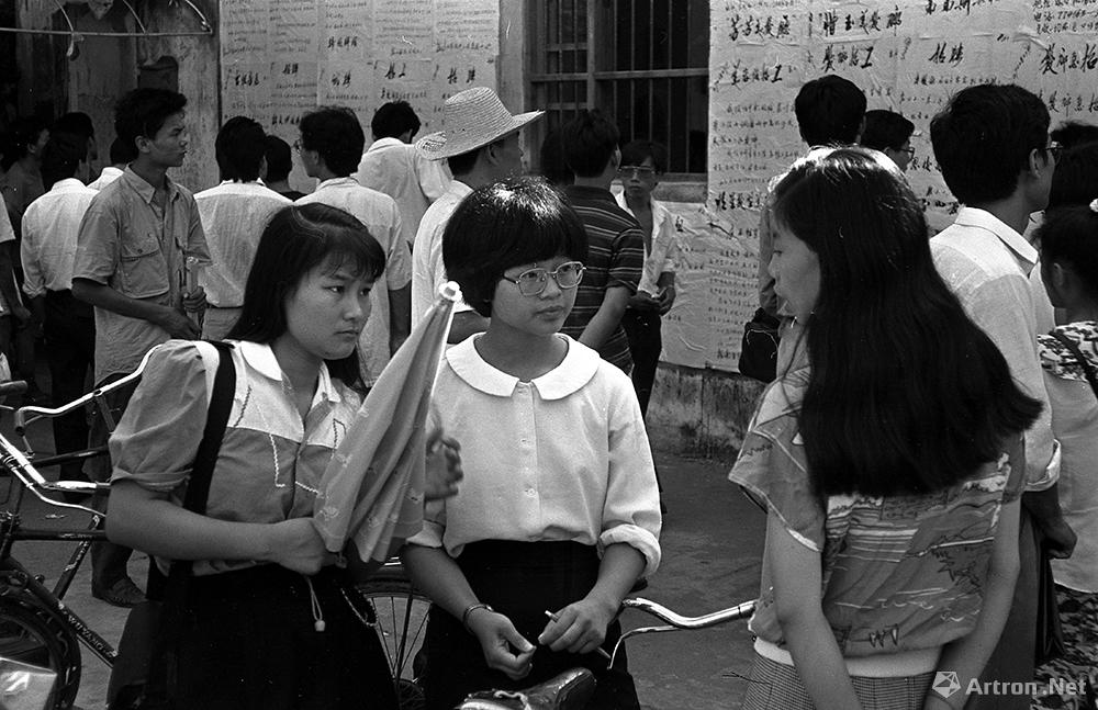 黄一鸣作品：1988年，到海南省找工作的年青人。