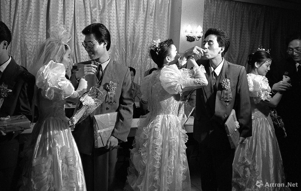 黄一鸣作品：1992年，不少闯海南的年轻人在海南成家。一企业为年轻人举办集体婚礼。