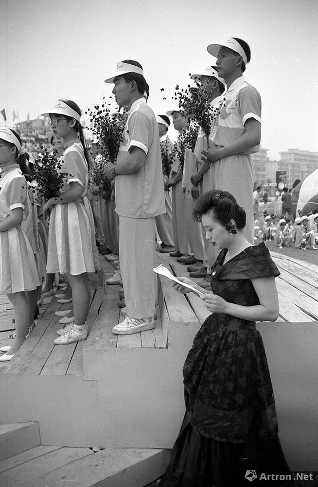 黄一鸣作品：1992年，海南首届国际椰子节在海口市举办，著名歌唱家曹时娟现场表演。