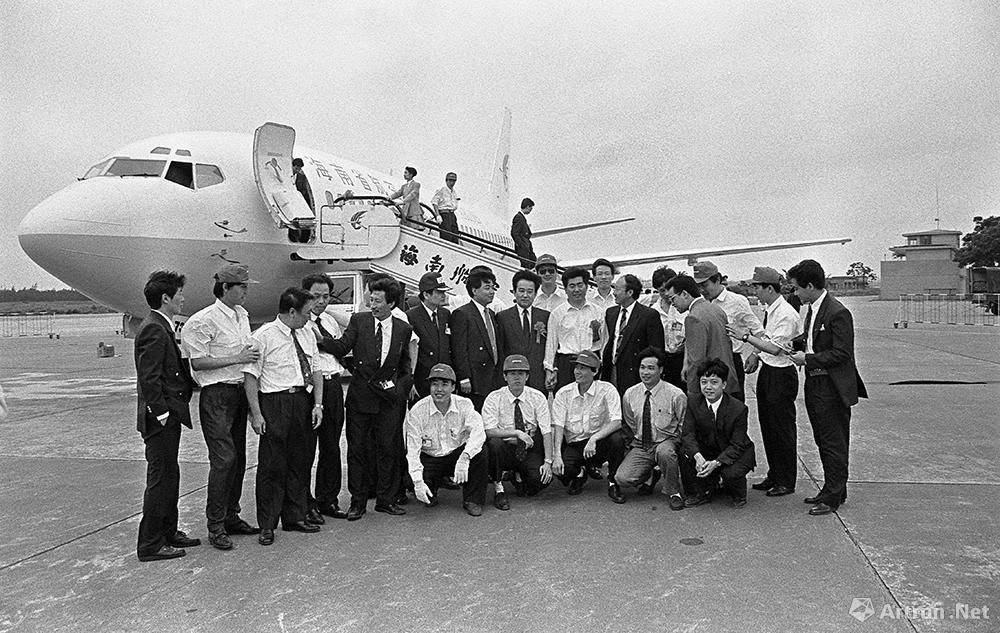 黄一鸣作品：1993年4月13日，第一架波音737到达海口，结束海南没有航空公司的历史。