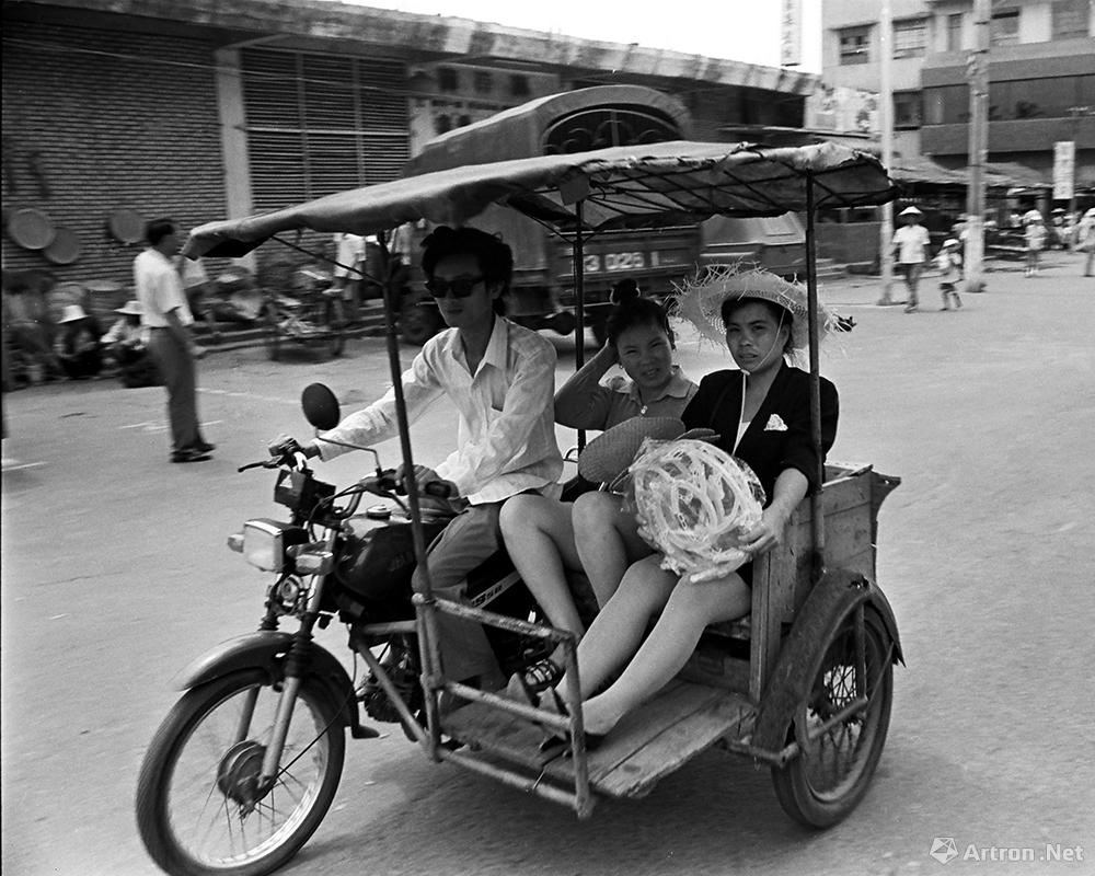 黄一鸣作品：1990年,海口简易的三轮车