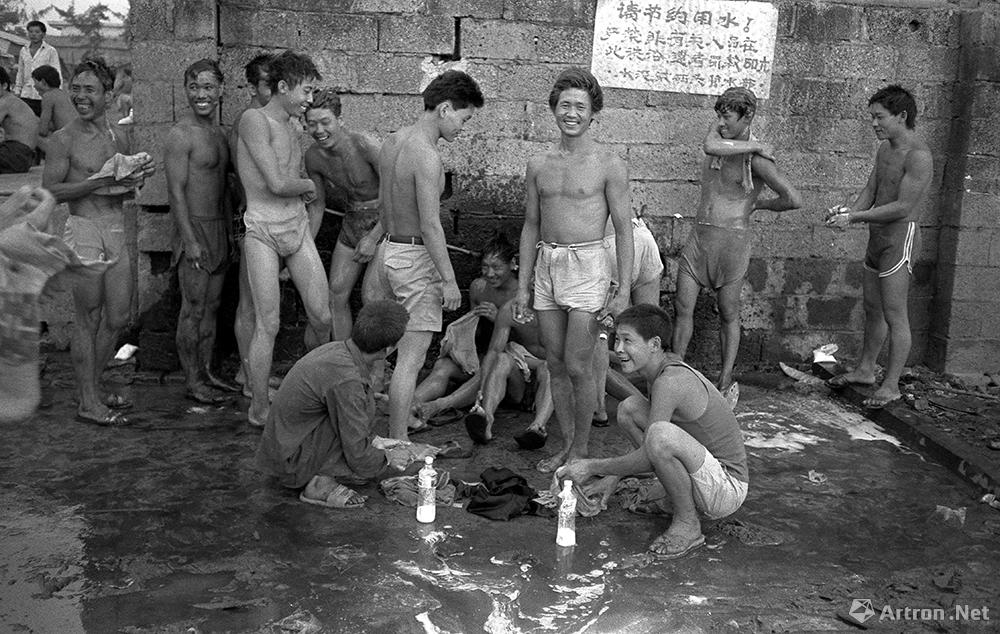 黄一鸣作品：1993年，海口路边的露天澡堂