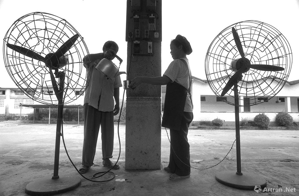 黄一鸣作品：1994年,海南岛中部的茶厂,工人们在夏天里做业