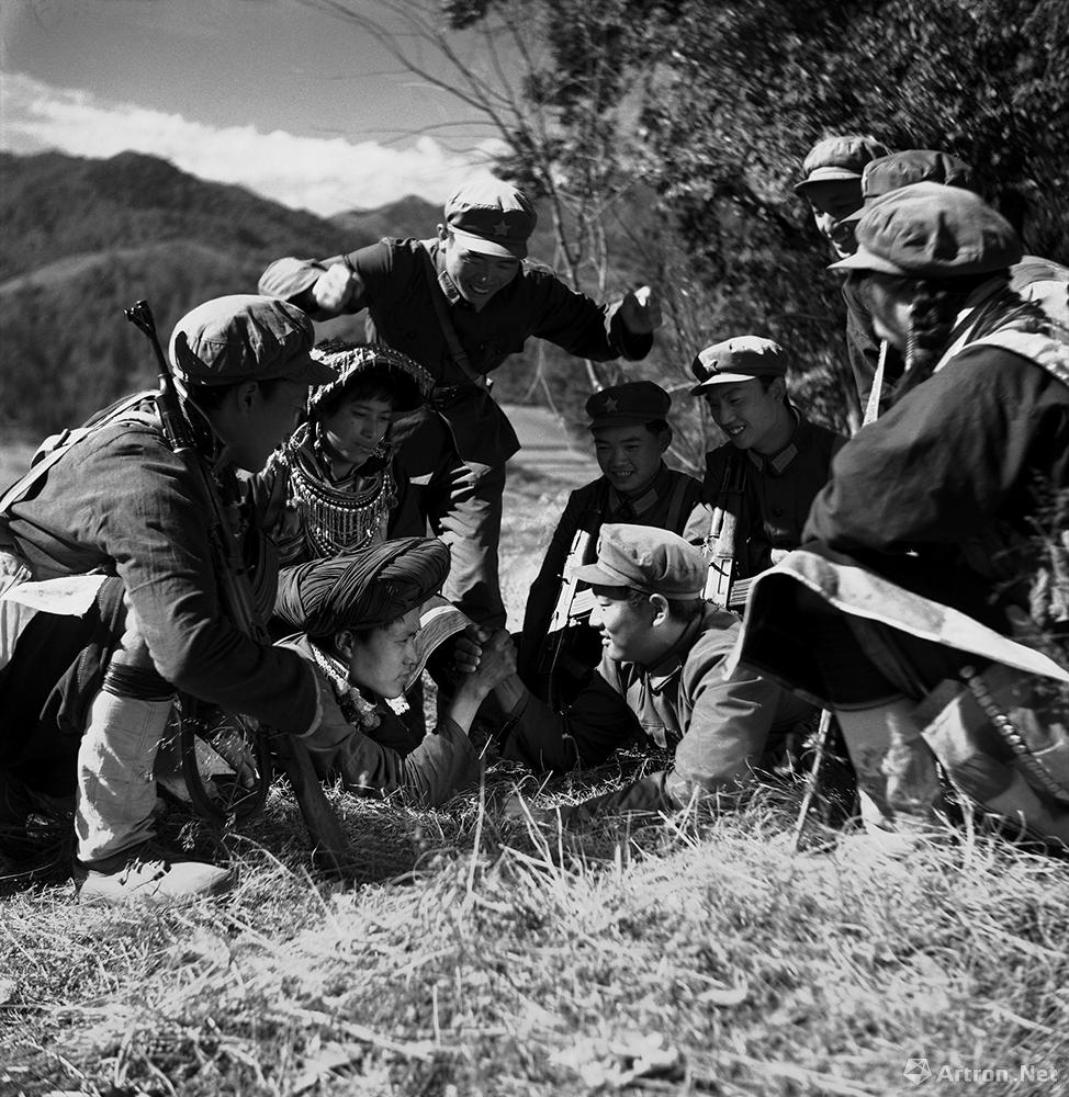 王立力作品：边防某部官兵和驻地傈僳族民兵在完成巡逻任务后，进行扳手腕比赛。
