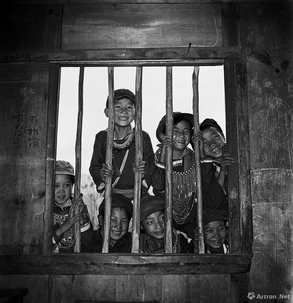 王立力作品：傈僳族儿童在学校的木窗外朝里看热闹