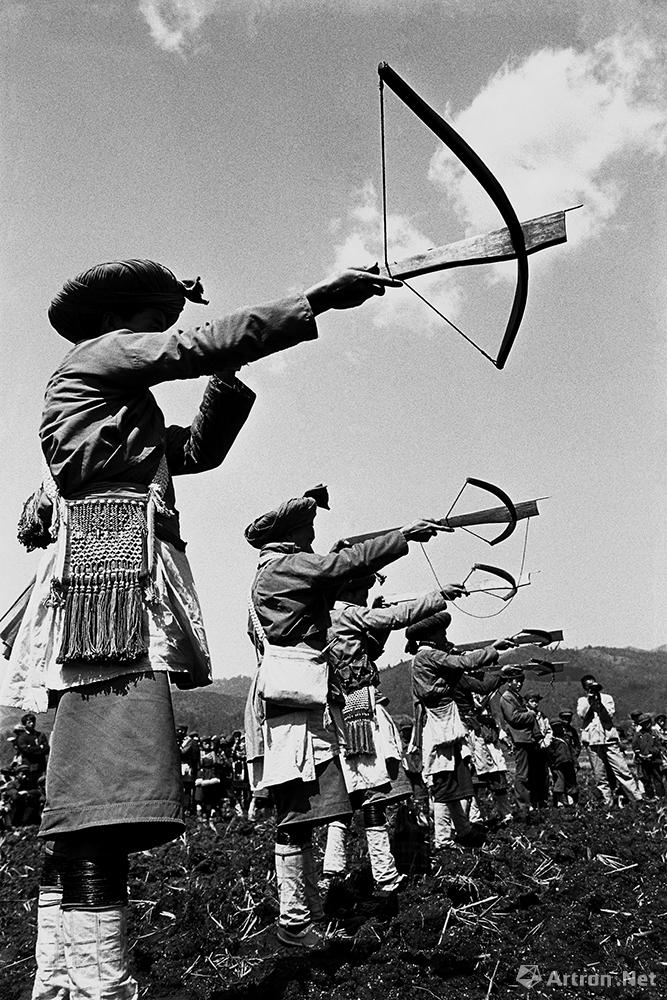 王立力作品：傈僳族青年男子在进行射弩比赛