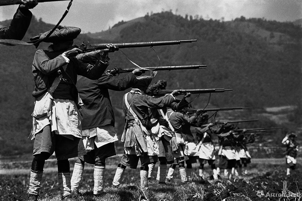 傈僳族青年男子在用传统的火药枪进行射击比赛