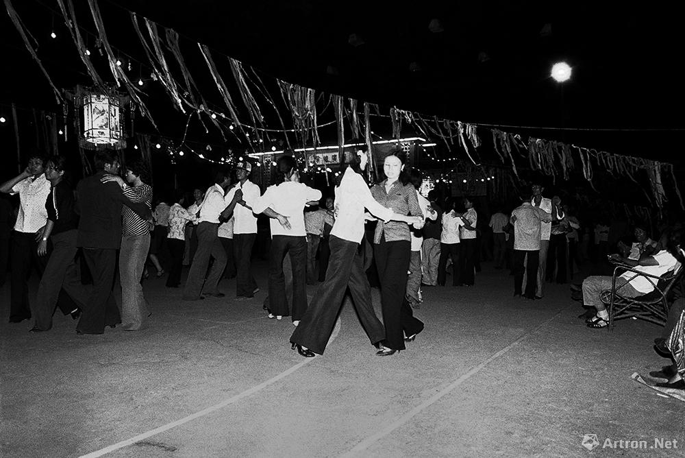 青年男女在广场跳交谊舞