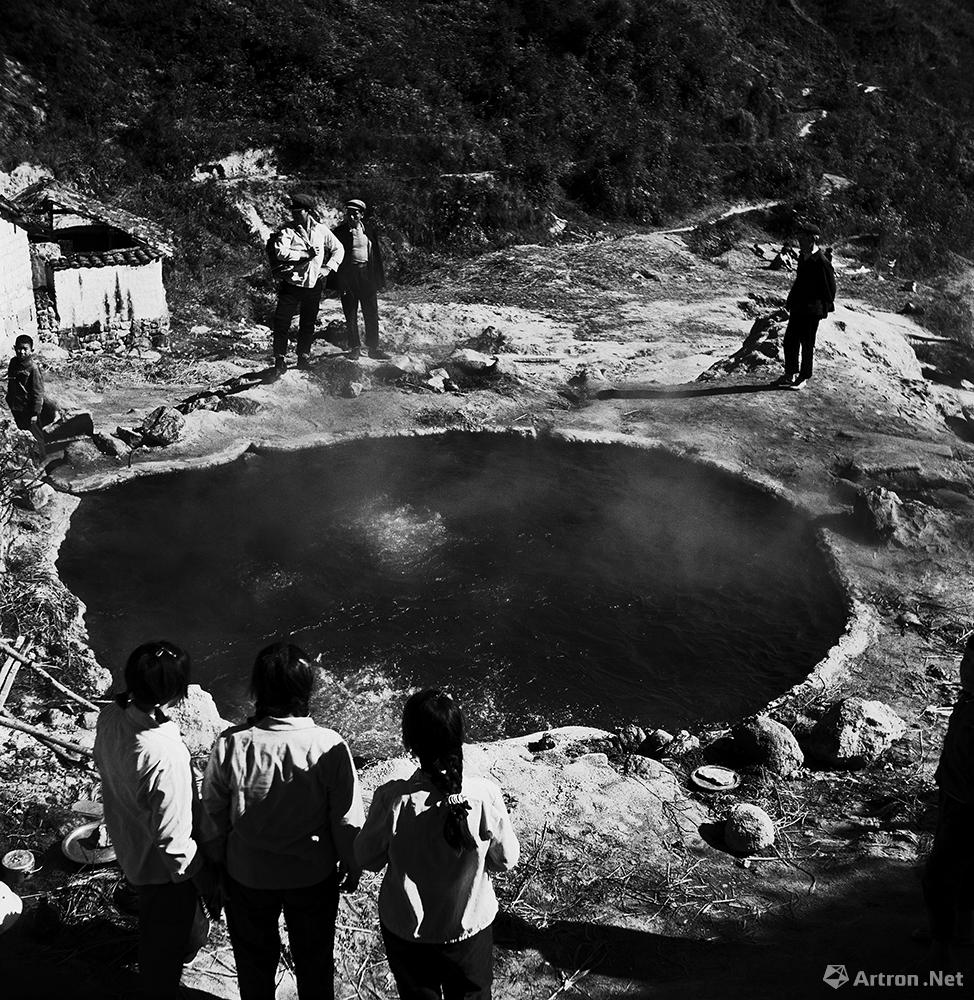 城南附近黄瓜箐热泉区，人们参观一个被称为“一泓热海”的硫磺热泉