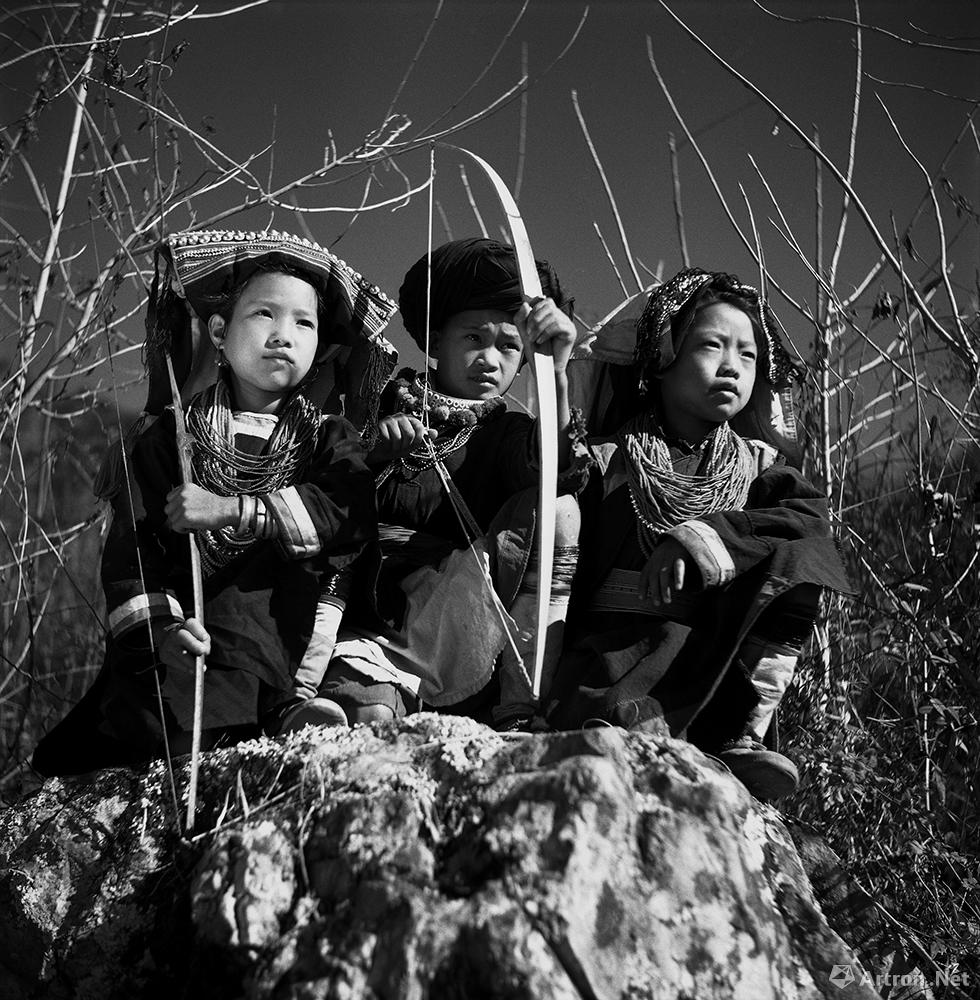 王立力作品：三名傈僳族儿童在进行射弩比赛