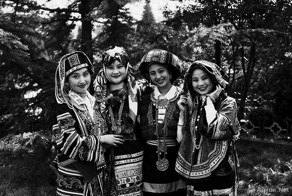 王立力作品：四位身穿民族服饰的少数民族姑娘楚楚动人