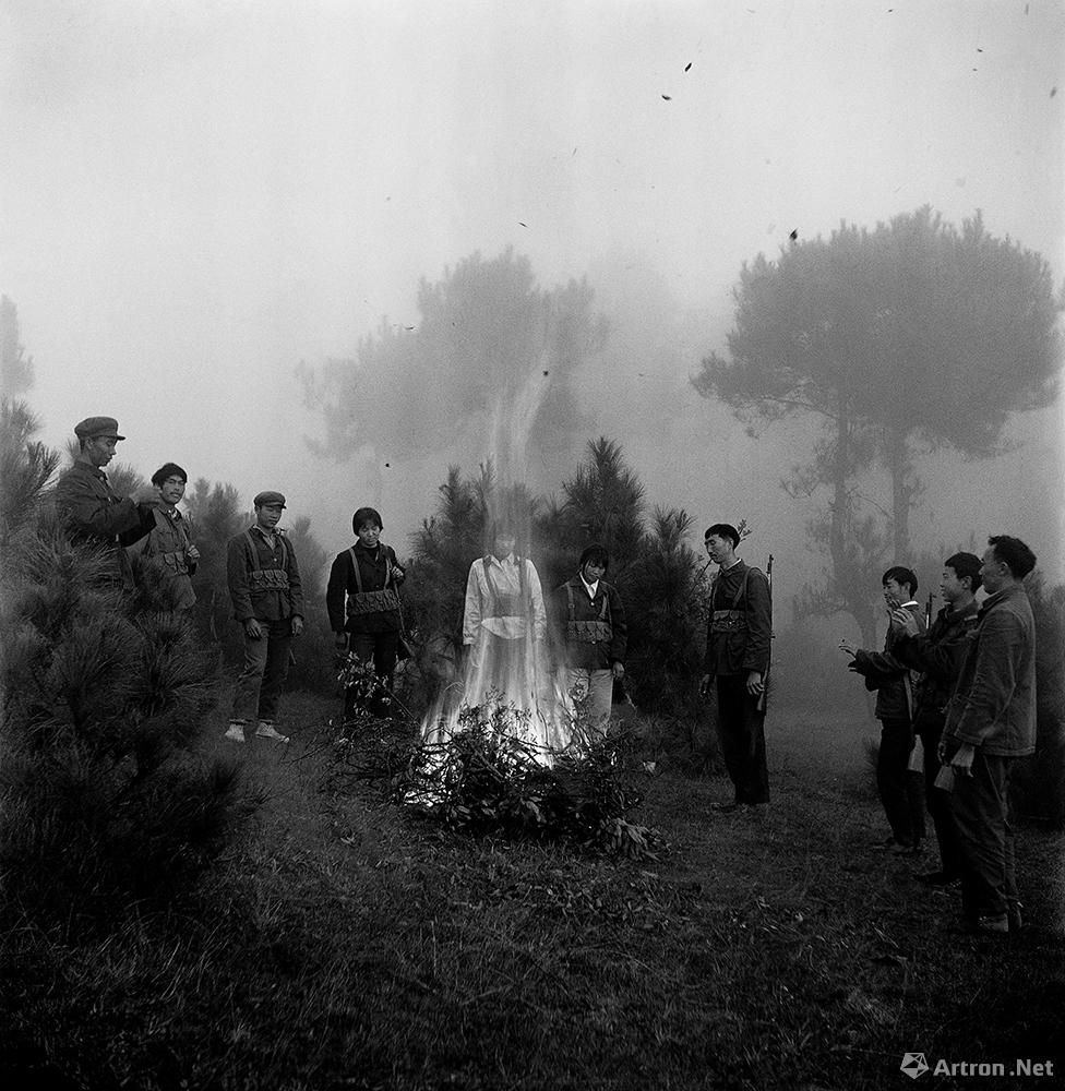王立力作品：完成执勤任务的民兵在用干树枝烤火取暖