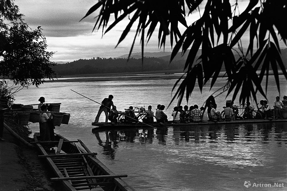 王立力作品：瑞丽江上的敦洪渡口，搭载两国边民的竹木舟在瑞丽江上穿梭