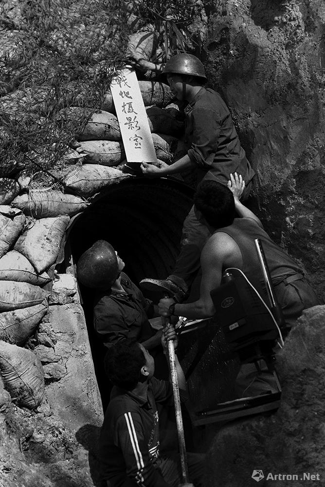 王立力作品：边防某部战士杨叙正等摄影爱好者，在猫耳洞里建起了战地摄影室