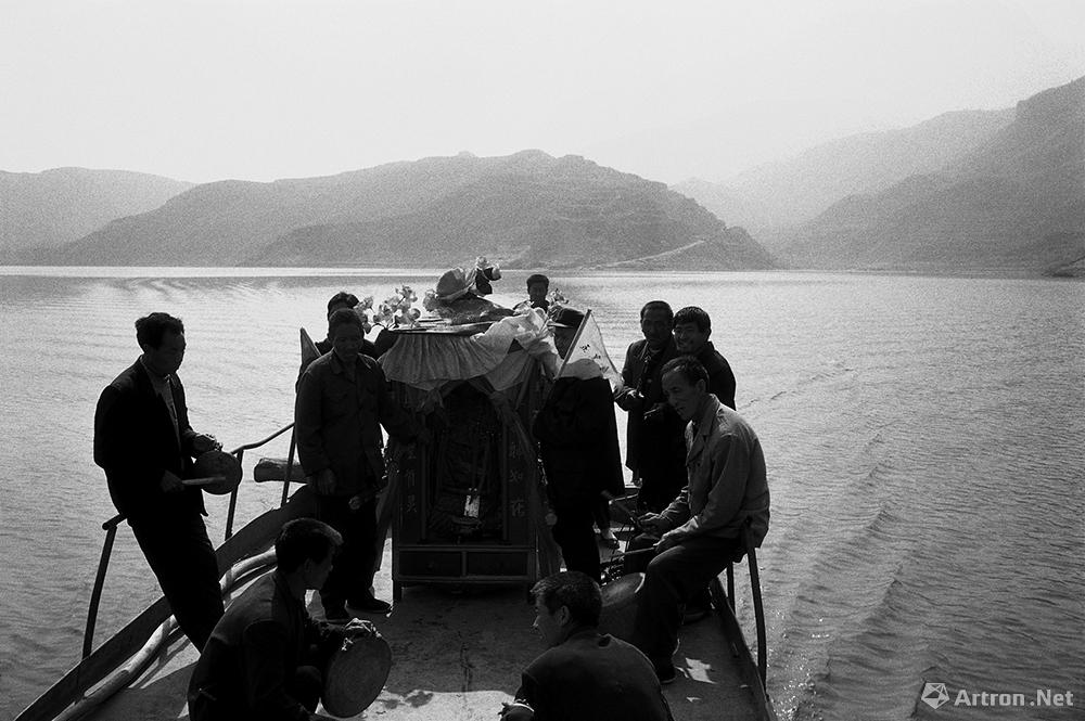 村民用船将神像北渡黄河运往山西