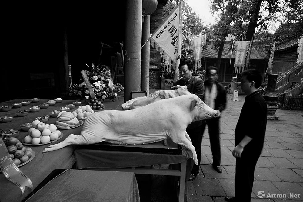 在关林庙前为祭祀关公而准备的猪、牛、羊以及各种祭品